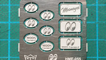 SLEVA 30% DISCOUNT - MOONEYES car club plaques - Highlight Model Studio