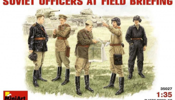 1/35 Soviet Officers at Field Briefing