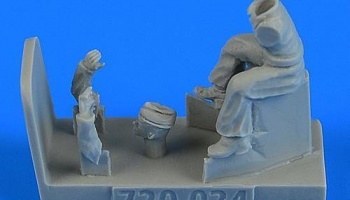 1/72 WWII RAF Tractor Driver