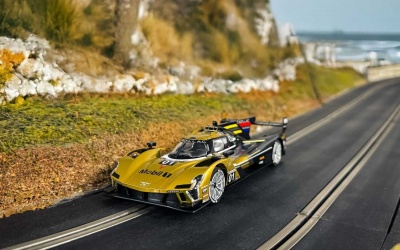Autíčko GT SCALEXTRIC C4586 - Cadillac V-Series.R - Cadillac Racing No.01 - 12 Hours of Sebring 2024 (1:32)