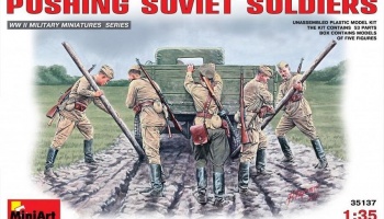 1/35 Pushing Soviet Soldiers