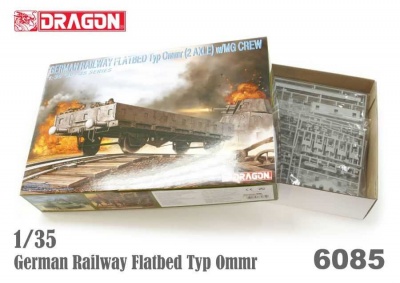 Model Kit military GERMAN RAILWAY FLATBED Typ Ommr (2 AXLE) w/MG CREW (1:35) - Dragon