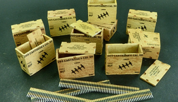 1/32 US ammunition boxes with belts of charges